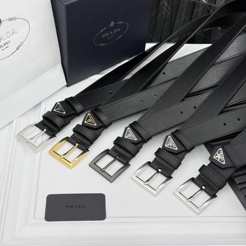 THẮT LƯNG NAM PRD DA SAFFIANO VÂN CHÉO – KHÓA KIM LOẠI TỐI GIẢN