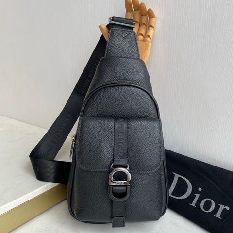 TÚI ĐEO CHÉO NAM DIO* SADDLE DA BÒ ĐEN CAO CẤP