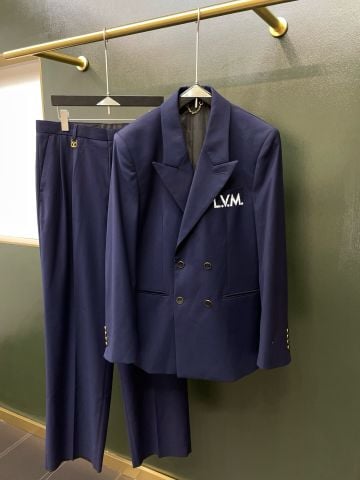 BỘ SUIT NAM L V EMBROIDERED SIGNATURE – SINGLE-BREASTED REGULAR FIT