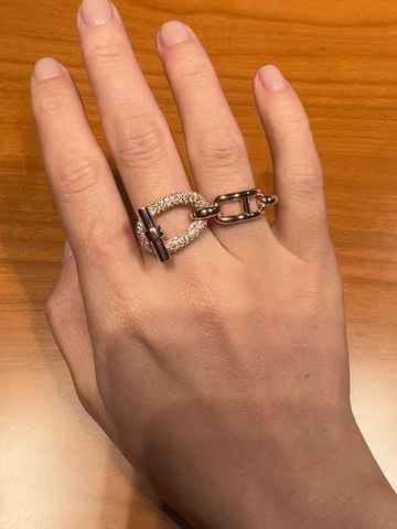 NHẪN NỮ H M DÁNG MÓC NỐI ĐÍNH ĐÁ PHA LÊ NỔI BẬT