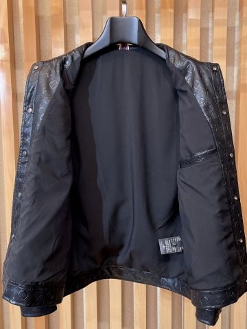 ÁO KHOÁC NAM L V DẬP MONOGRAM TOÀN THÂN DÁNG CỔ BẺ SANG TRỌNG