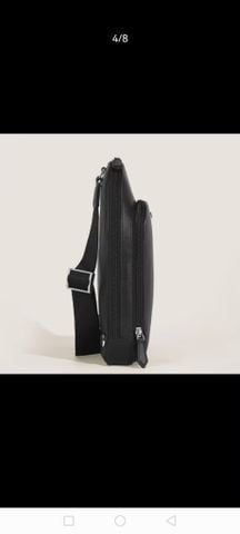 TÚI ĐEO CHÉO NAM M B SARTORIAL – PHOM SLING GỌN, DA BÒ FULL-GRAIN VÂN SAFFIANO