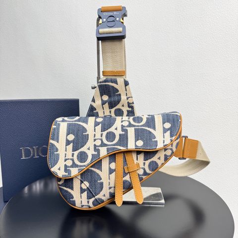TÚI NAM DI* SADDLE OBLIQUE DENIM – VIỀN DA NÂU, NẮP NAM CHÂM