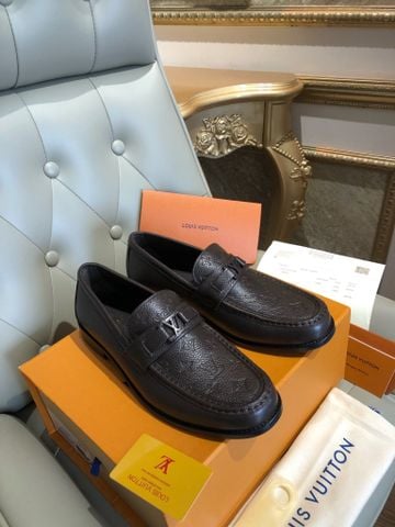 GIÀY LOAFER NAM L*V  DA HẠT MỀM “GLOVE” DẬP NỔI HOẠ TIẾT MONOOGRAM