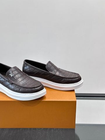 GIÀY SLIP-ON NAM L V PHOM APRON-TOE DA BÒ DẬP VÂN CÁ SẤU, ĐẾ TPU SIÊU NHẸ