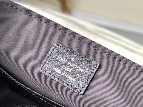 TÚI ĐEO CHÉO NAM L V DISTRICT PM DAMIER INFINI – PHOM POSTMAN GỌN SANG