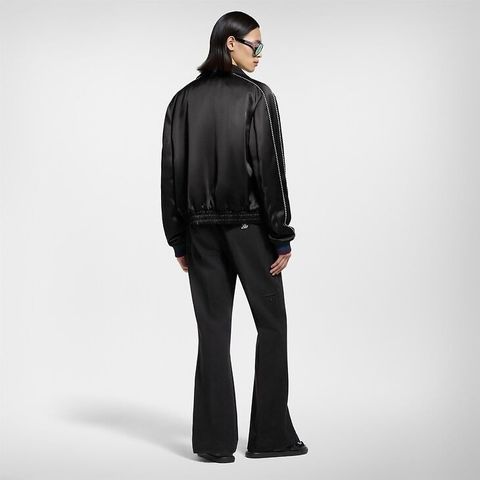 ÁO KHOÁC NAM LV* SATIN ĐEN THÊU CHỮ KẾT ĐÁ – VIỀN NỔI TINH XẢO