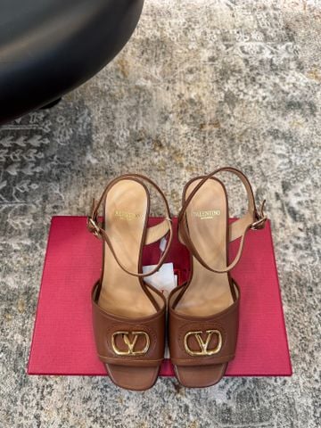 SANDAL CAO GÓT NỮ VAL DÂY QUẤN ĐỎ RƯỢU LOGO V VUÔNG GÓT 9CM TÔN DÁNG SANG TRỌNG