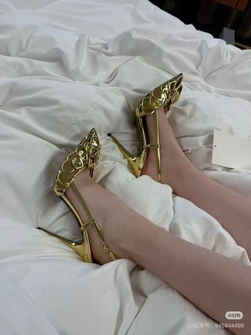 SANDAL CAO GÓT NỮ VLTN HOA HỒNG ĐIÊU KHẮC MŨI NHỌN – QUAI HẬU SANG CHẢNH 8.5CM