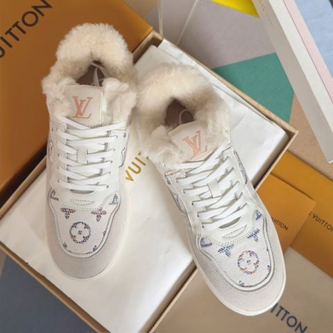 GIÀY SNEAKER NỮ L V STADIUM MONOGRAM LÓT LÔNG CỪU GIỮ ẤM – FORM ĐẸP DỄ PHỐI