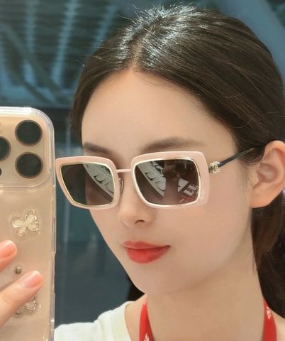 KÍNH NỮ CHNEL** – GỌNG VÀNG VIỀN HỒNG, TRÒNG GRADIENT KHÓI (NEW 2025