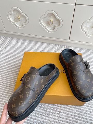 DÉP SỤC UNISEX L V COSY COMFORT MONOGRAM – QUAI KHÓA ĐIỀU CHỈNH,