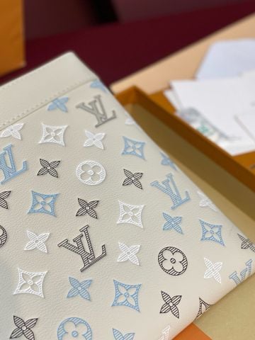 TÚI CẦM TAY NAM NỮ LV POCHETTE VOYAGE MM DA BÊ MONOGRAM SHADOW PHOM MỎNG