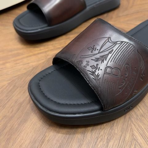 DÉP NAM B SHADOW SANDAL DA BÊ PATINA THỦ CÔNG, QUAI DẬP HỌA TIẾT HUY HIỆU