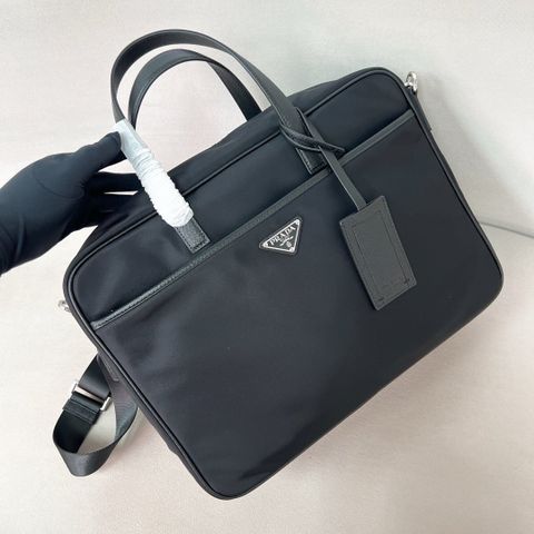 TÚI NAM P R D RE-NYLON PHỐI DA SAFFIANO – PHOM 38CM