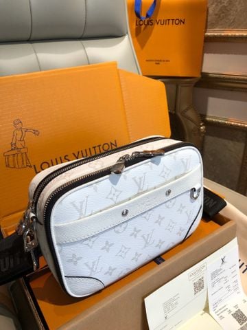 TÚI NAM NỮ L*V  Alpha Messenger Bag – FORM VUÔNG VẮN TIỆN DỤNG