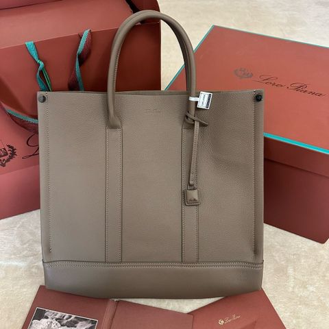 TÚI TOTE L P BEAM SMALL DA BÒ CALFSKIN PHOM ĐỨNG TỐI GIẢN