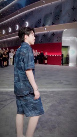 ÁO SƠ MI NAM L V DENIM MONOGRAM CLOUDS DÒNG NIGO PHOM RỘNG NGẮN TAY