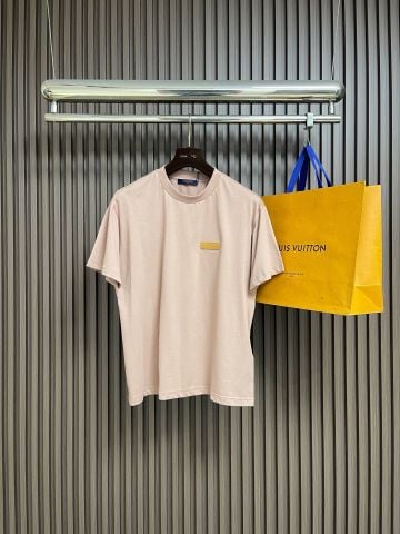 ÁO THUN NAM NỮ L V LEATHER PATCH CREWNECK T-SHIRT – COTTON COMPACT JERSEY