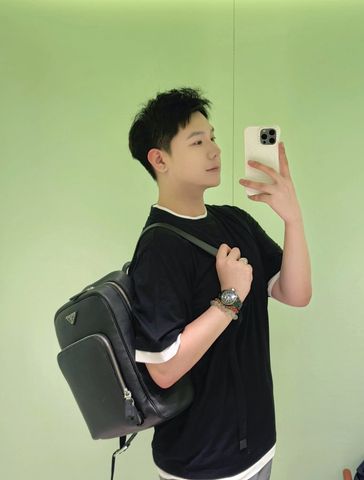 BALO NAM P R D LEATHER BACKPACK DA BÒ VÂN DEER-GRAIN PHOM VUÔNG TỐI GIẢN