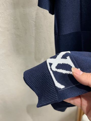 ÁO POLO NAM L V DỆT KIM Ô VUÔNG NỔI TÚI NGỰC LOGO KIM LOẠI