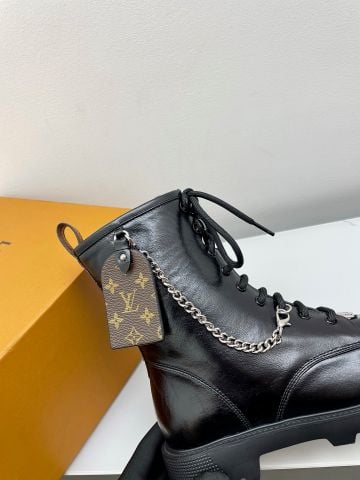 BOOT NỮ L*V  DISTRICT RANGER DA ĐEN DÂY BUỘC KÈM CHARM XÍCH