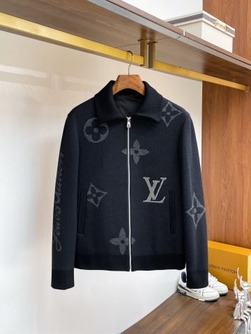 ÁO KHOÁC DỆT KIM NAM L V HỌA TIẾT JACQUARD BIỂU TƯỢNG – PHA LEN