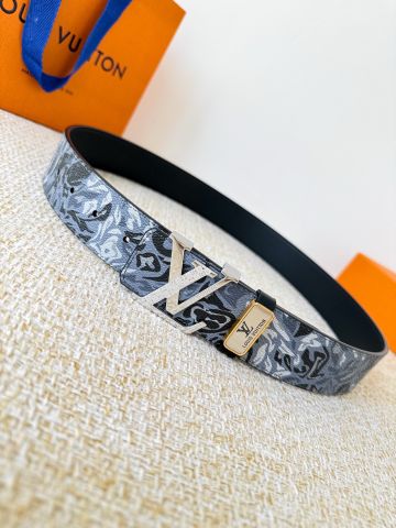 THẮT LƯNG NAM L*V  MONOGRAM XÁM KHÓA CHỮ V SANG TRỌNG