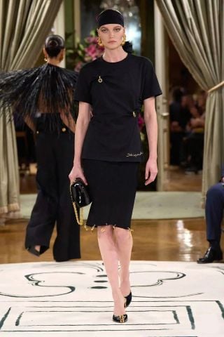 ÁO THUN NỮ SCH DÁNG ÔM TẠO NẾP BẤT ĐỐI XỨNG ĐIỂM KIM LOẠI SANG TRỌNG