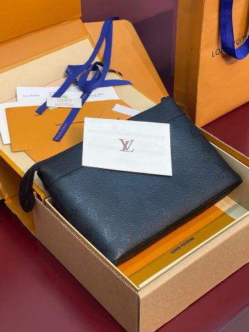 TÚI CẦM TAY NAM NỮ L V POCHETTE VOYAGE SOUPLE MONOGRAM MIDNIGHT CANVAS