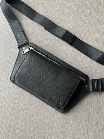 TÚI ĐEO NGỰC NAM NỮ PR**A  DA BÒ GRAIN ĐEN TỐI GIẢN*