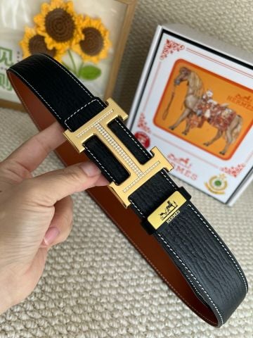 THẮT LƯNG NAM H M KHÓA H ĐÍNH ĐÁ BẢN 3.8CM – DÂY DA BÒ VÂN NỔI CAO CẤP