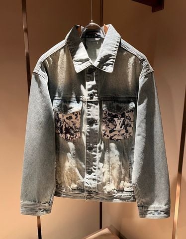 ÁO KHOÁC JEAN UNISEX LV* WASH NHẸ, LOGO PATCH NGỰC – PHIÊN BẢN MỚI
