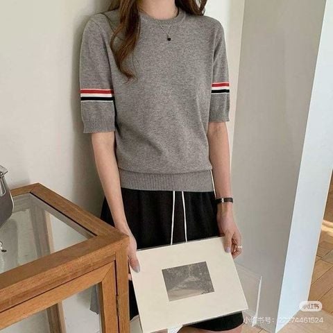 ÁO DỆT KIM NGẮN TAY NAM T B PHOM SLIM – DẢI SỌC TƯƠNG PHẢN & HÀNG CÚC SƯỜN ĐẶC TRƯNG