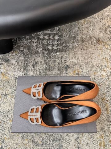 GIÀY CAO GÓT NỮ BAL* MŨI NHỌN LỤA NÂU LOGO B NỔI THANH LỊCH