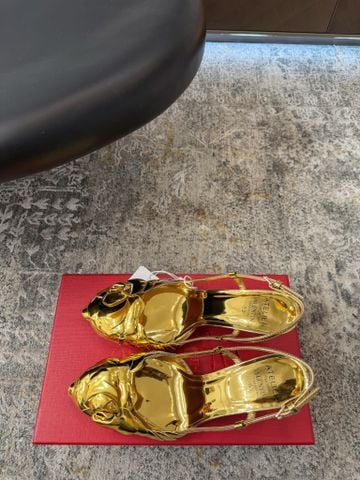 SANDAL CAO GÓT NỮ VLTN HOA HỒNG ĐIÊU KHẮC MŨI NHỌN – QUAI HẬU SANG CHẢNH 8.5CM