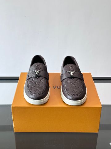 GIÀY NAM LOAFER L V ESTATE DÁNG MOCCASSIN ĐẾ TRẮNG CHẠM MONOGRAM KHÓA KIM LOẠI NỔI BẬT