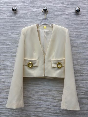 ÁO BLAZER NỮ SCH* TAY LOE NÚT VÀNG – DÁNG LỬNG TÔN TỈ LỆ