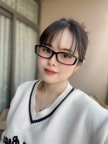 KÍNH MẮT NỮ GM FORM CHỮ NHẬT SANG GỌNG ĐEN PHỐI GỌNG KIM LOẠI BẢN DÀY ĐIỂM KIM LOẠI