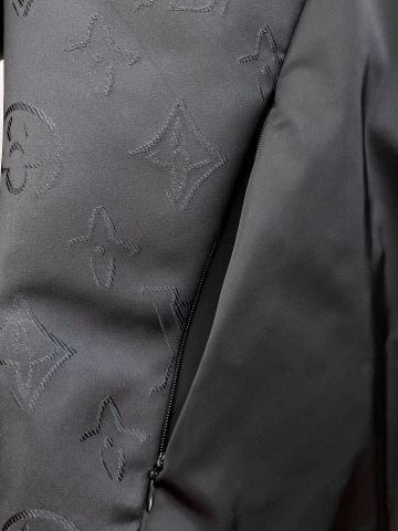 ÁO KHOÁC NAM L V DÁNG BLOUSON CỔ DỰNG PHỐI MONOGRAM CHÌM PATCH DA
