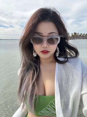 KÍNH MẮT NỮ CN FORM VUÔNG OVERSIZE CÀNG LOGO KIM LOẠI NỔI BẬT