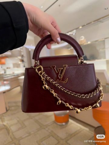 TÚI XÁCH NỮ LV* CAPUCINES EAST-WEST ĐEN OIL WAX