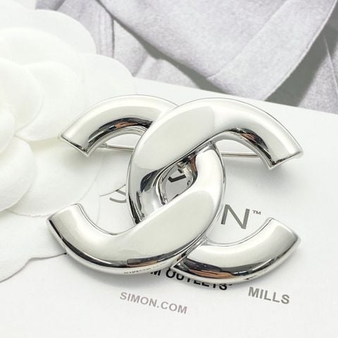 TRANG SỨC NỮ CHAN GHIM CÀI ÁO LOGO XOẮN BẠC GƯƠNG*