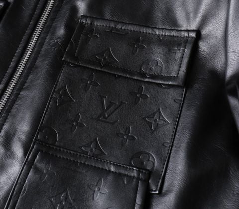 ÁO KHOÁC DA NAM L V MONOGRAM DẬP NỔI CỔ BẺ KHÓA ZIP