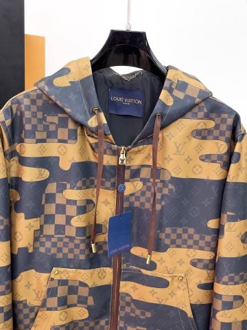 ÁO KHOÁC NAM L V HỌA TIẾT MONOGRAM PHỐI Ô CARO,