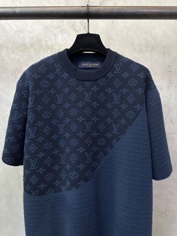 ÁO NAM NỮ DỆT KIM L V HỌA TIẾT JACQUARD MONOGRAM CHÉO –