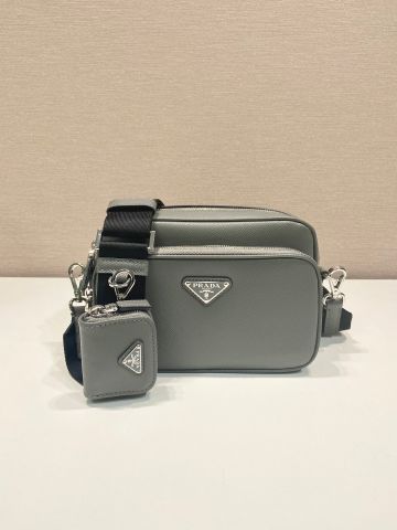 TÚI ĐEO CHÉO NAM PRAD* SAFFIANO | DÂY VẢI BẢN LỚN, POUCH DA THÁO RỜI