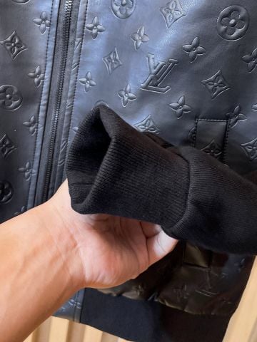 ÁO KHOÁC NAM L V MONOGRAM DẬP NỔI CỔ BẺ PHỐI CHẤT LIỆU