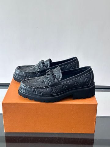 GIÀY NAM LOAFER L V MONOGRAM DẬP NỔI ĐẾ CAO BẢN LỚN KHÓA KIM LOẠI