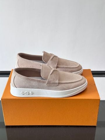 GIÀY SLIP-ON NAM L V DA LỘN NHUNG MỊN, QUAI GẤP CHỮ V VÀ ĐẾ DÀY HIỆN ĐẠI